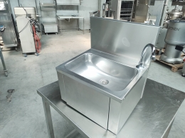 Sink with knee operation
